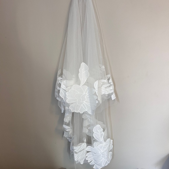 Elegant White Floral Veil - Picture 2 of 9